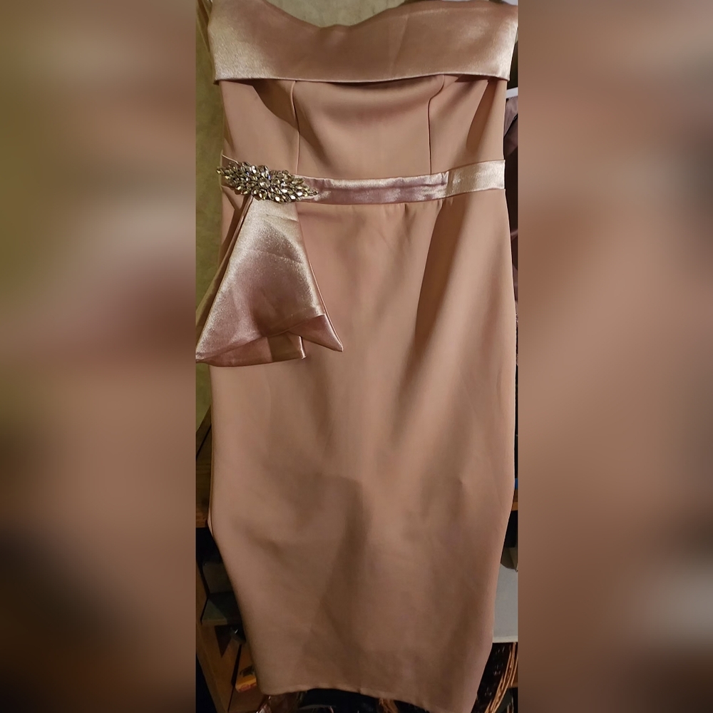 Chic Strapless Satin Dress with Embellished Bow